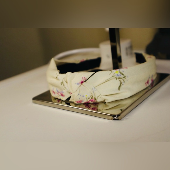 Stylist Headband Hair - Picture 3 of 3